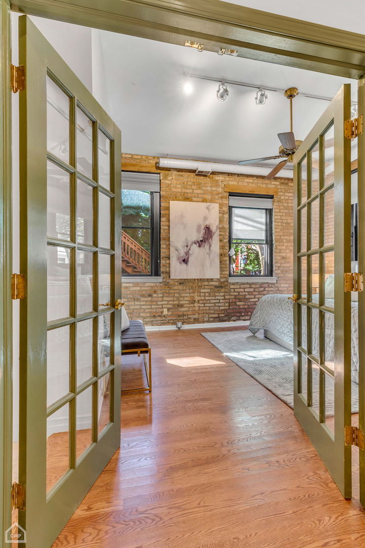 1001 West Altgeld Street, Unit 3 Chicago, IL 60614 - Photo 7 of 18 a view of a living room