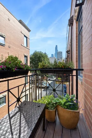 $1,250,000 | 362 West Huron Street, Unit B, Chicago, IL 60654