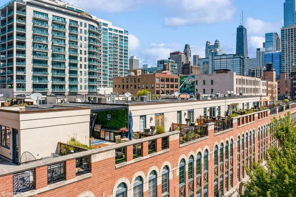 $1,250,000 | 362 West Huron Street, Unit B, Chicago, IL 60654