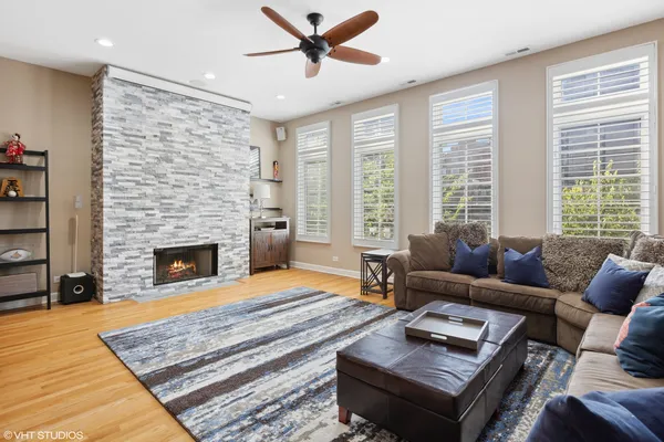 $1,250,000 | 362 West Huron Street, Unit B, Chicago, IL 60654