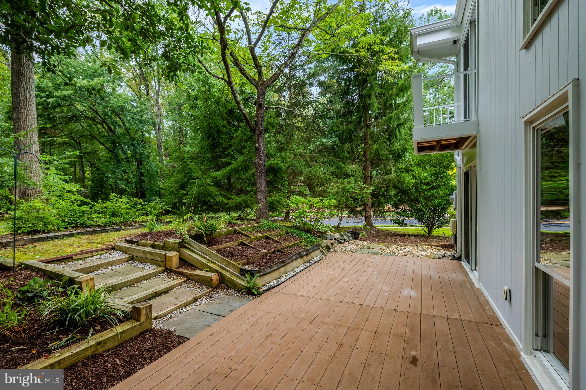 1600 Wainwright Drive Reston, VA 20190 - Photo 7 of 55 There is also space for gardening.