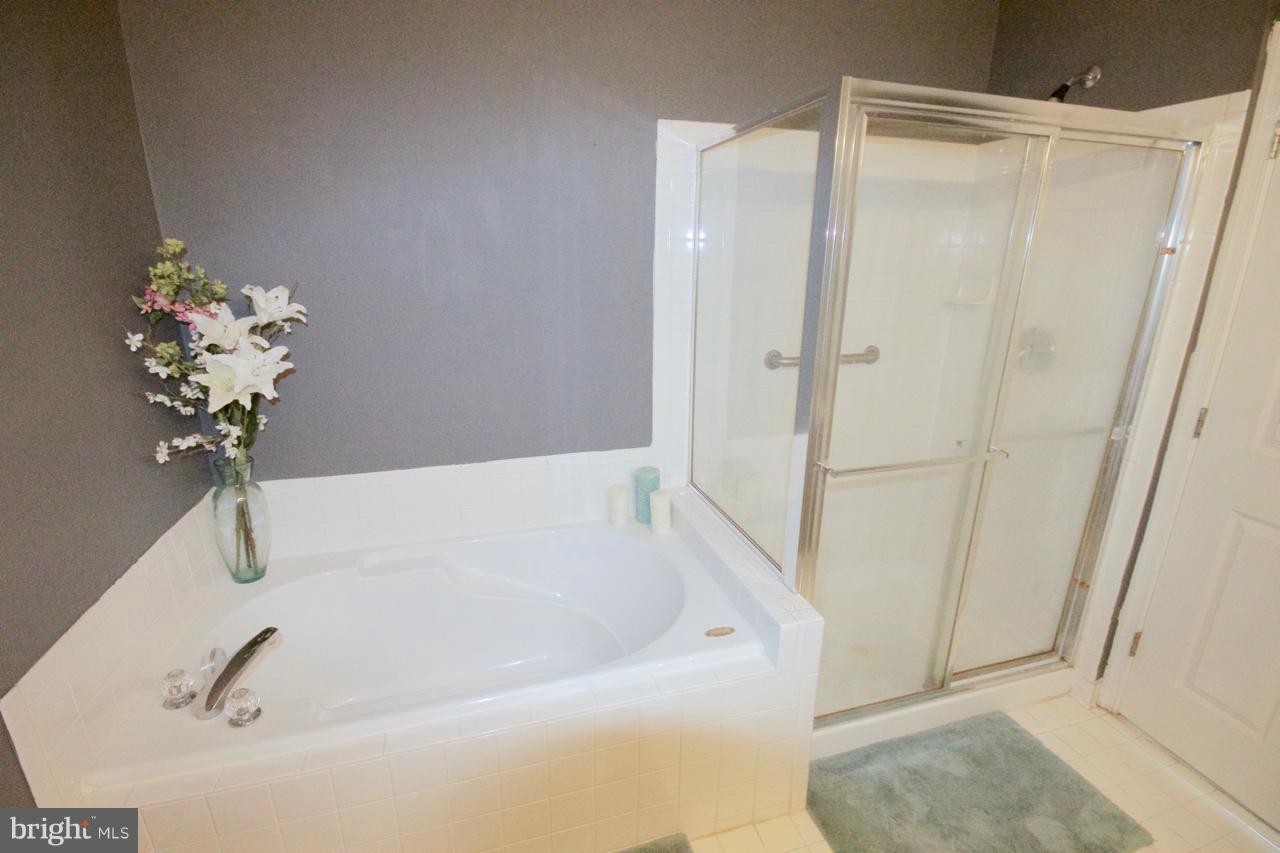 25252 Riffleford Square, Unit 101 Chantilly, VA 20152 - Photo 17 of 30 a bathroom with a bathtub