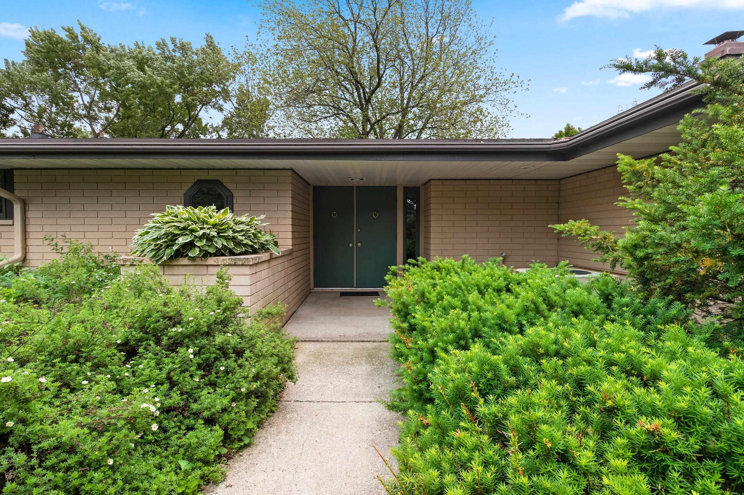 5531 Long Court Appleton, WI 54914 - Photo 2 of 60
