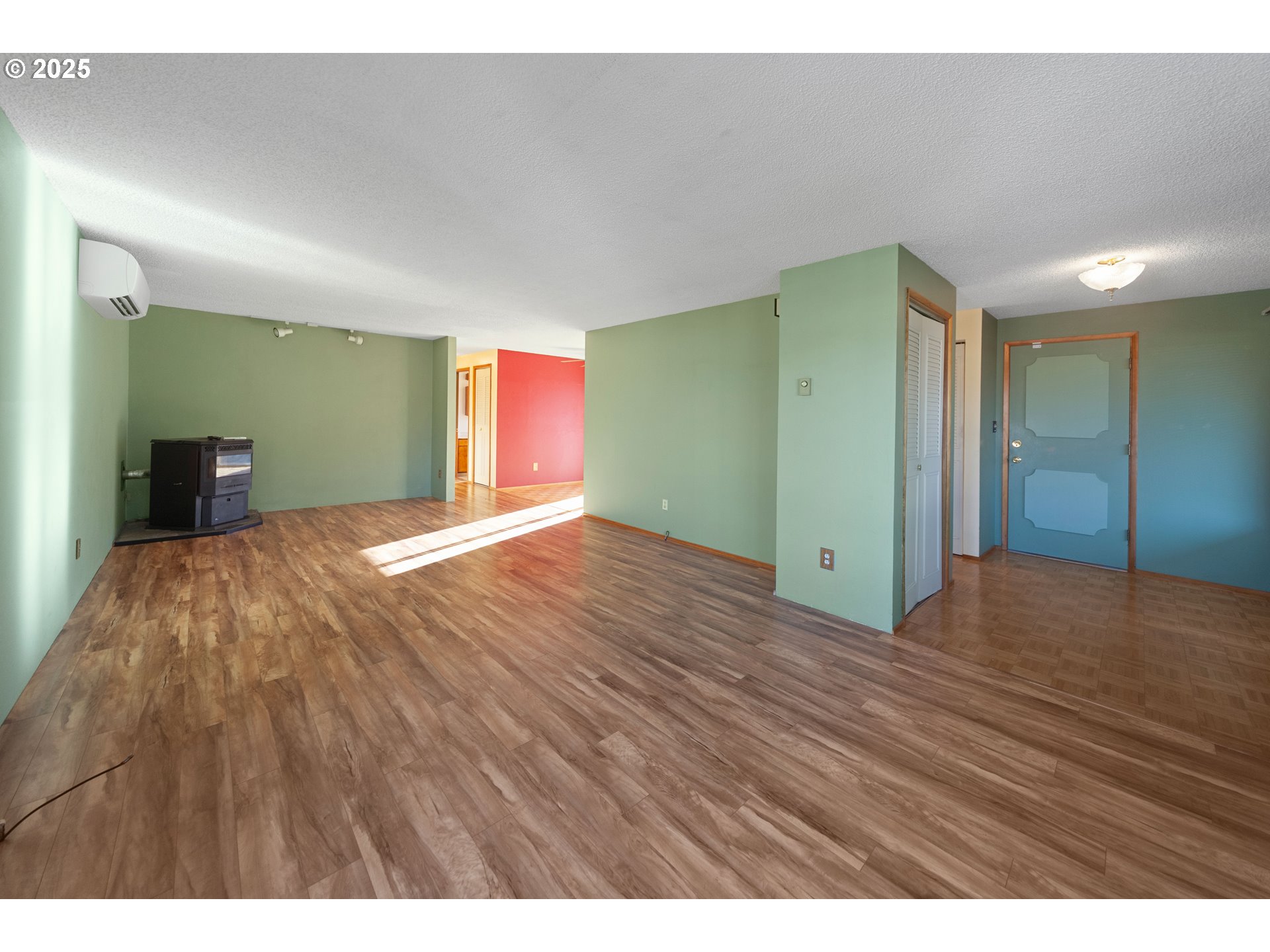 125 Holly Court Reedsport, OR 97467 - Photo 4 of 32 Living Room