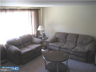 11720 Telfair Road Philadelphia, PA 19154 - Photo 2 of 9 Living Room