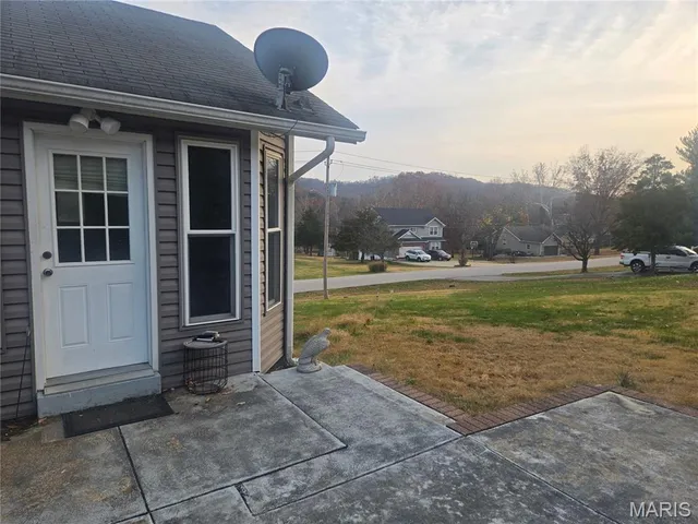 $300,000 | 1802 Deer Run Trail, Pacific, MO 63069