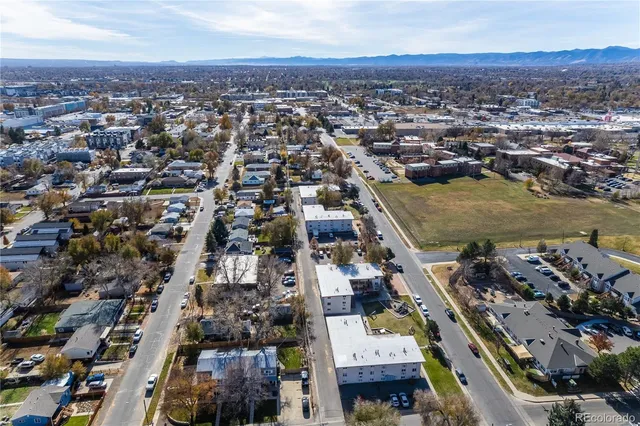 a view of entryway with a street