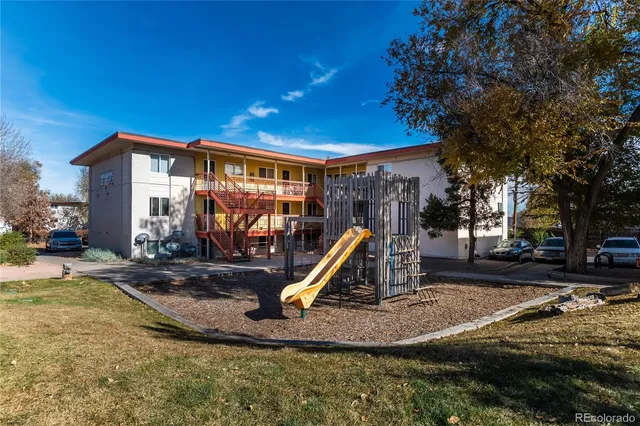 a view of a house with backyard
