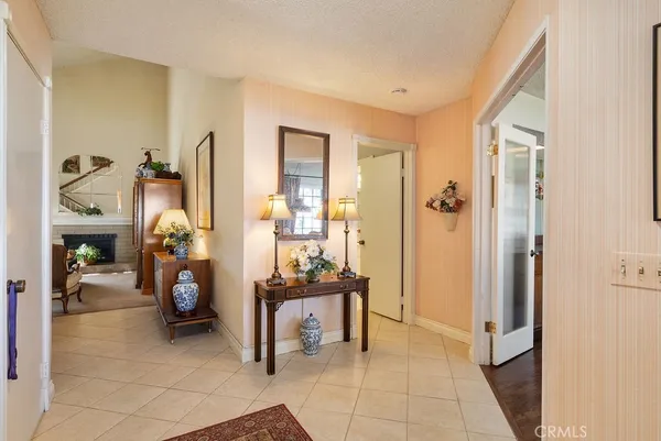 a view of an entryway with a livingroom