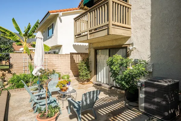 a view of a house with backyard and sitting area