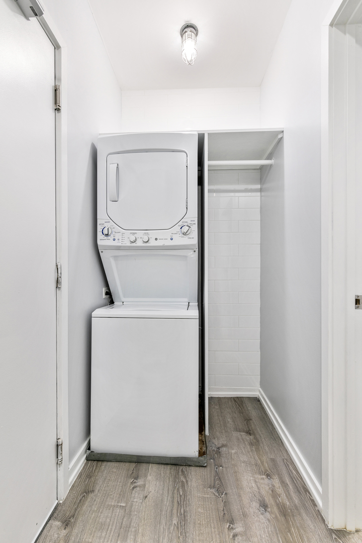 4875 North Magnolia Avenue, Unit 201 Chicago, IL 60640 - Photo 8 of 12 a utility room with dryer and washer