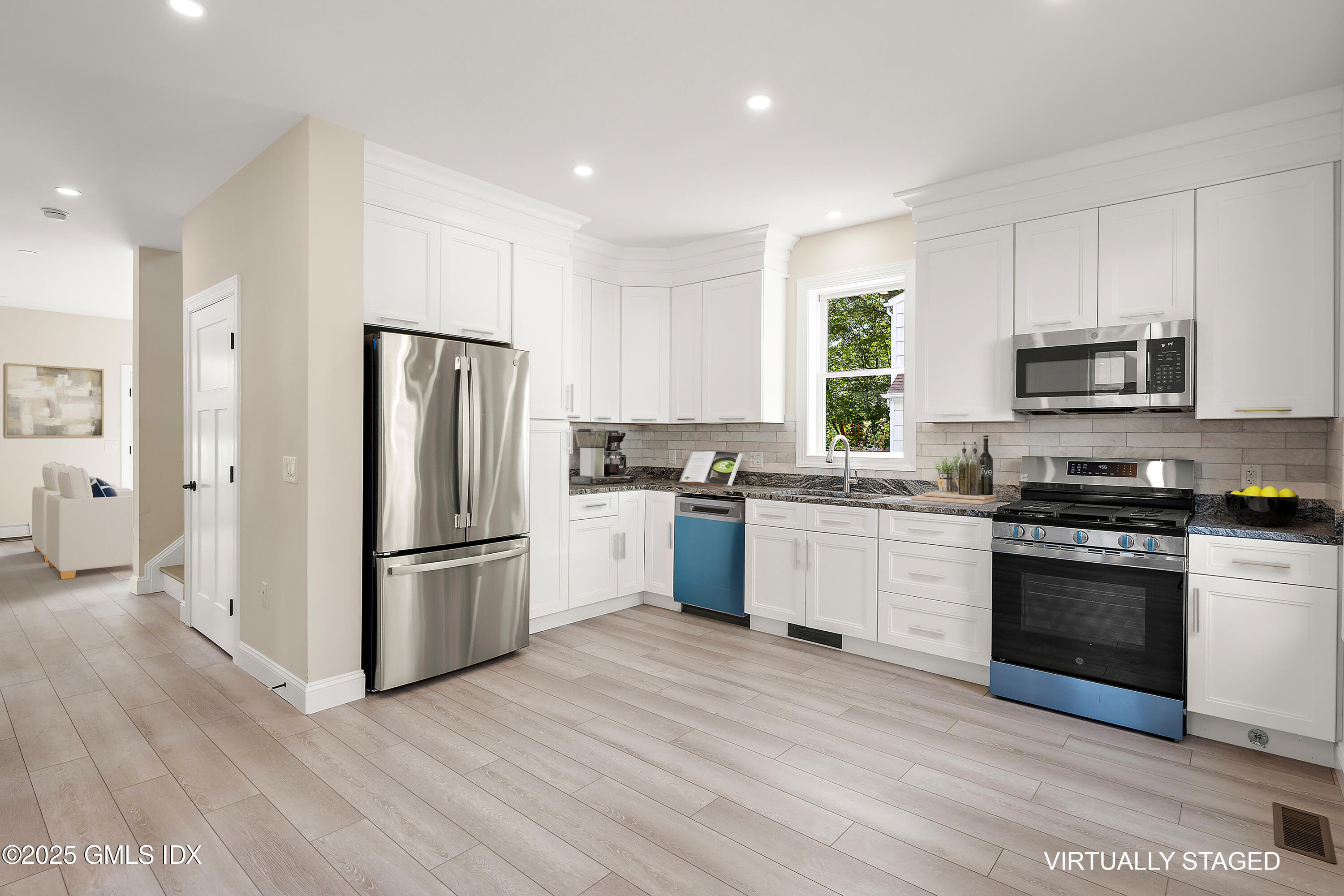 10 Highland Place, Unit B Greenwich, CT 06831 - Photo 9 of 30 10 Highland Pl Greenwich CT-18