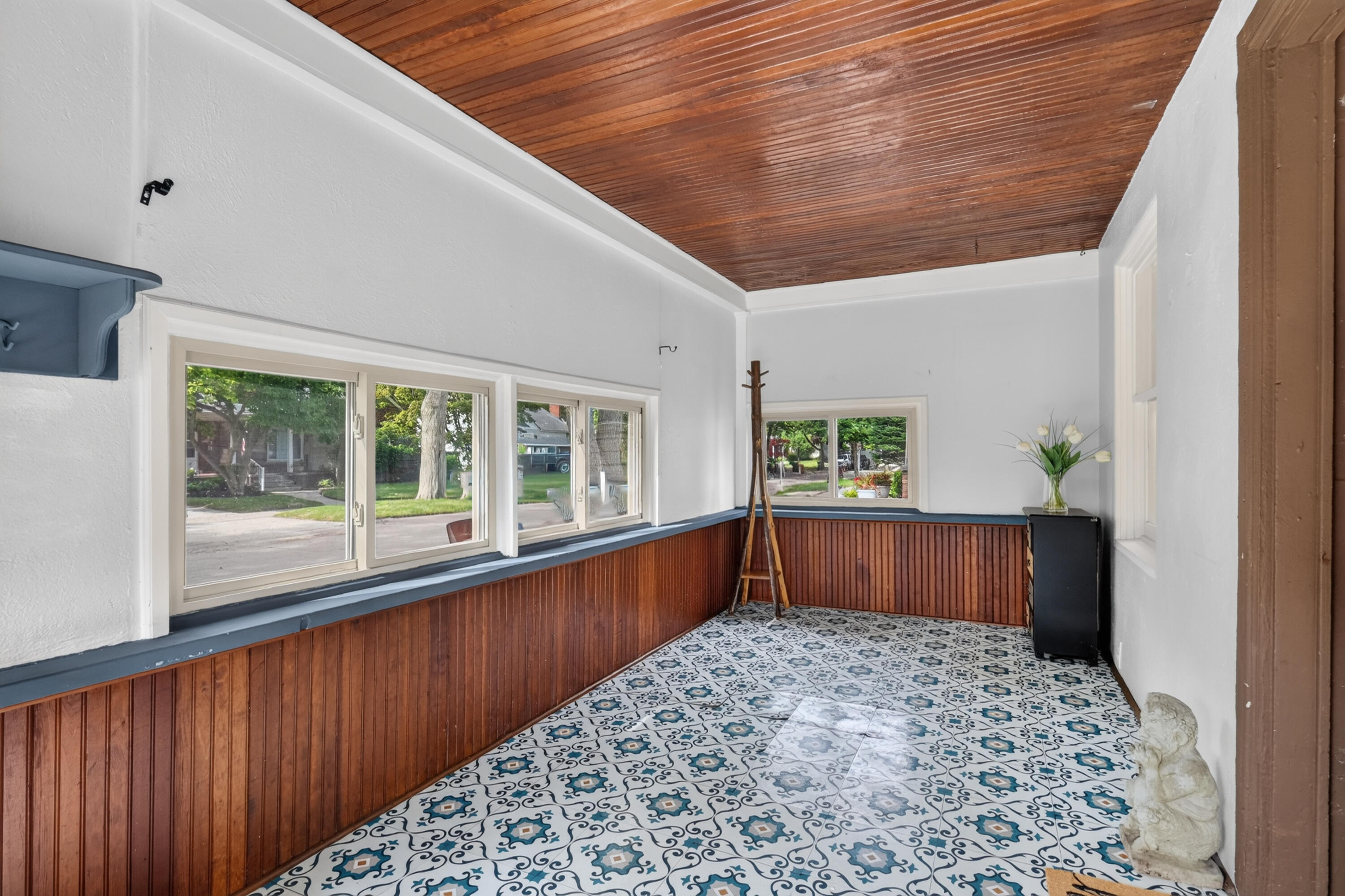 2022 Hampton Road Grosse Pointe, MI 48236 - Photo 6 of 44 08-2022-Hampton-Rd-Grosse-Pointe-Woods-M