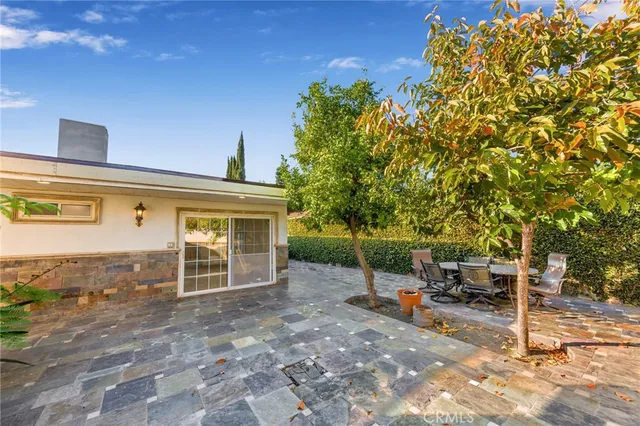 a view of a chair and table in the backyard