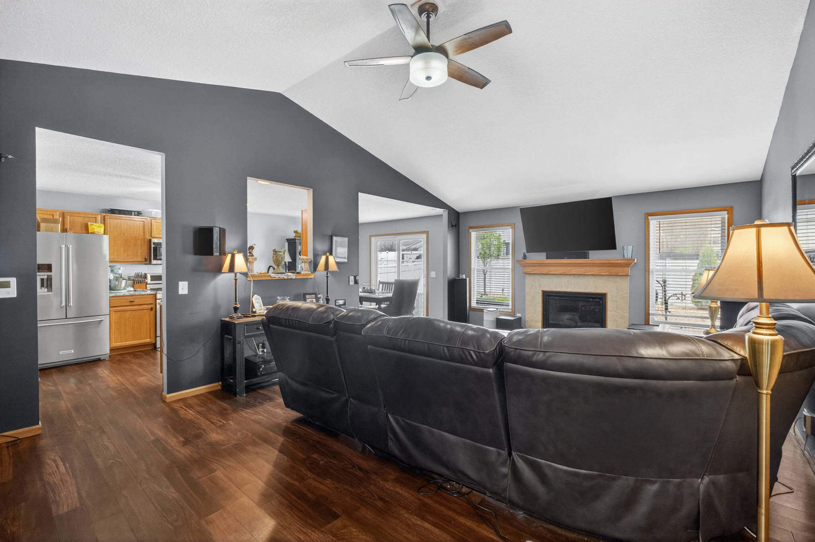 5317 Hillandale Road Davenport, IA 52806 - Photo 4 of 32