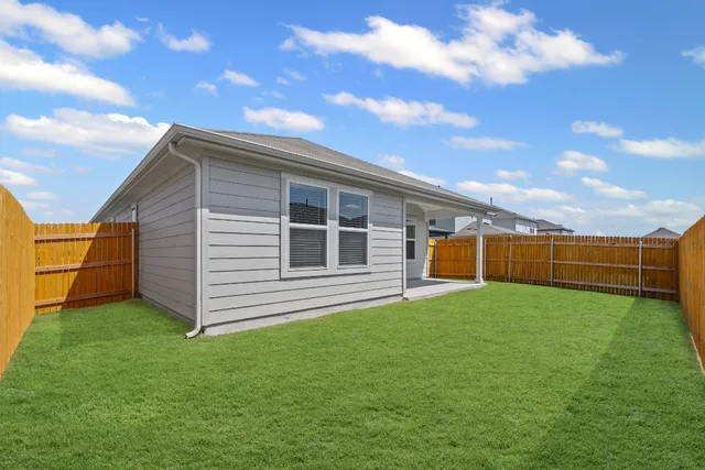 a view of a back yard