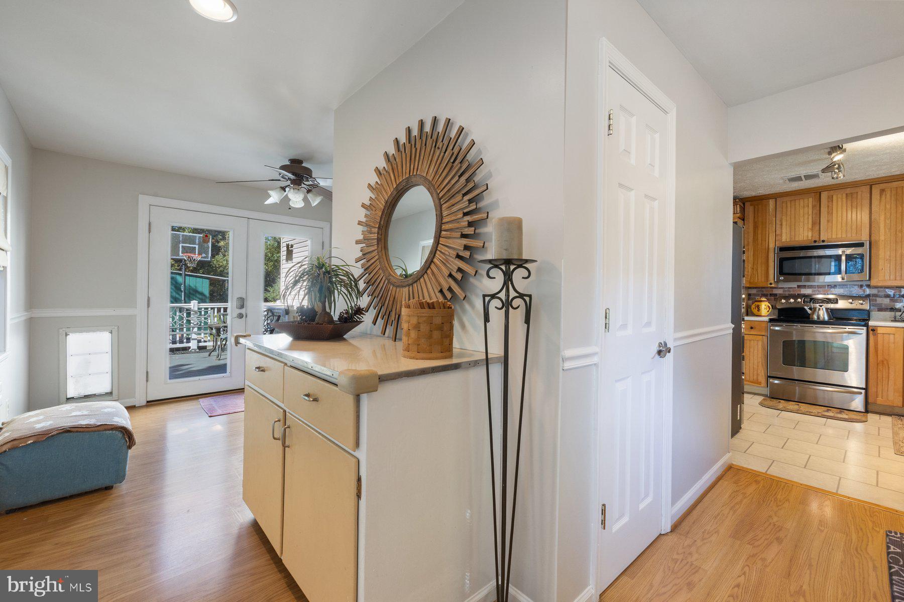 530 Rita Drive Odenton, MD 21113 - Photo 11 of 42 Side entry of home to mud room leads to kitchen