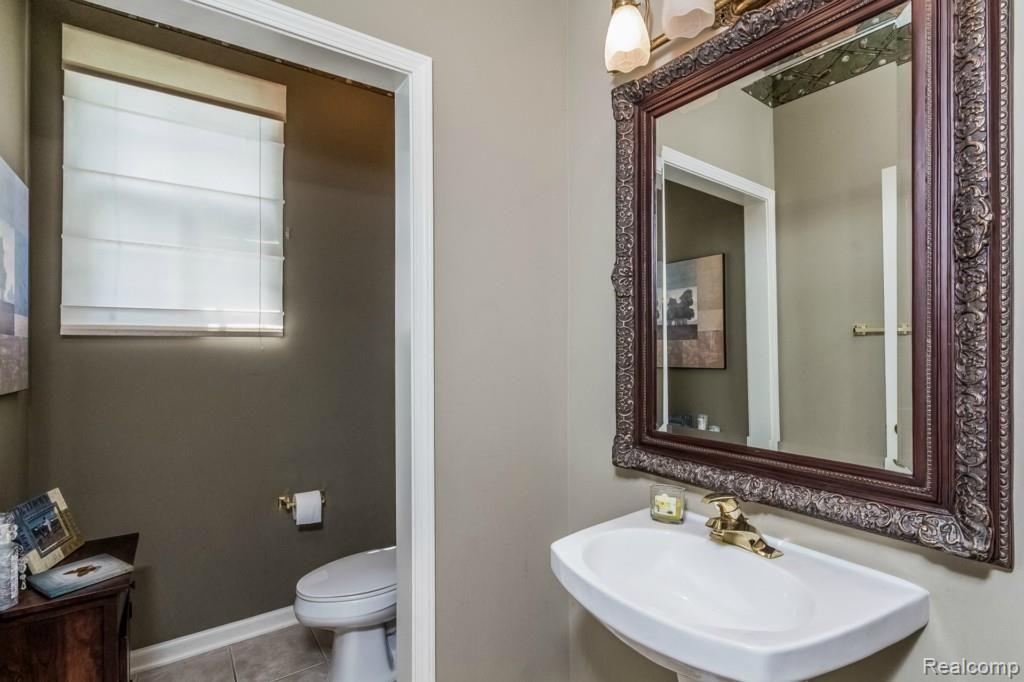 1046 Miners Run Rochester, MI 48306 - Photo 25 of 74 025-Bathroom-1841988-medium.jpg
