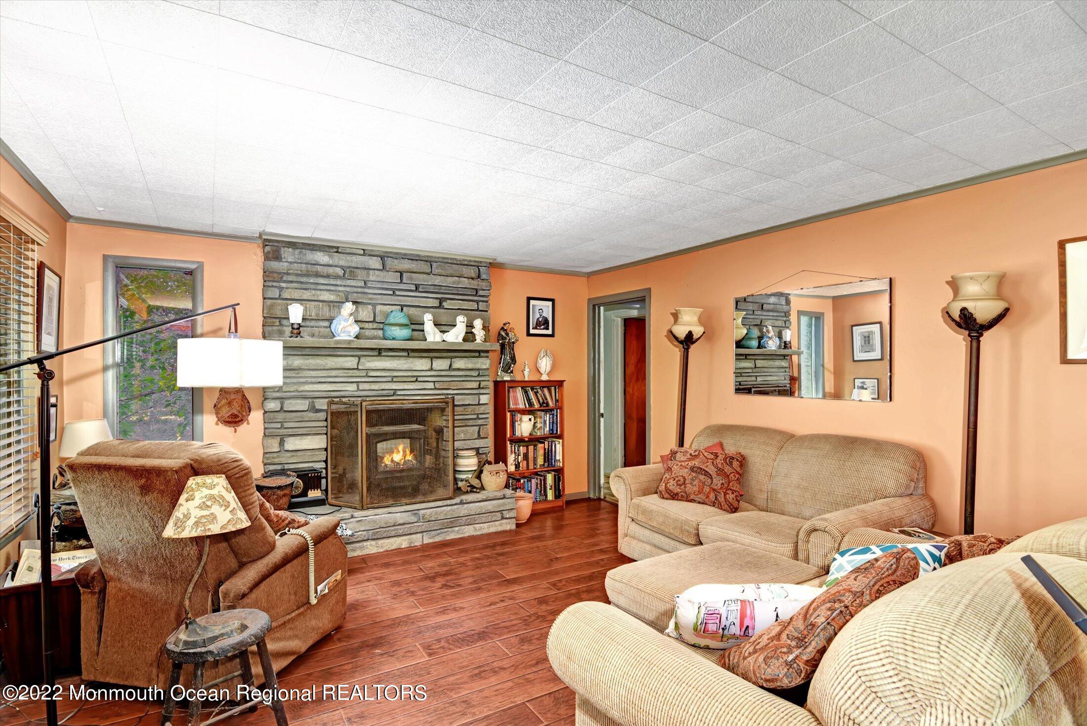 844 Monmouth Road Cream Ridge, NJ 08514 - Photo 5 of 11 Living Room