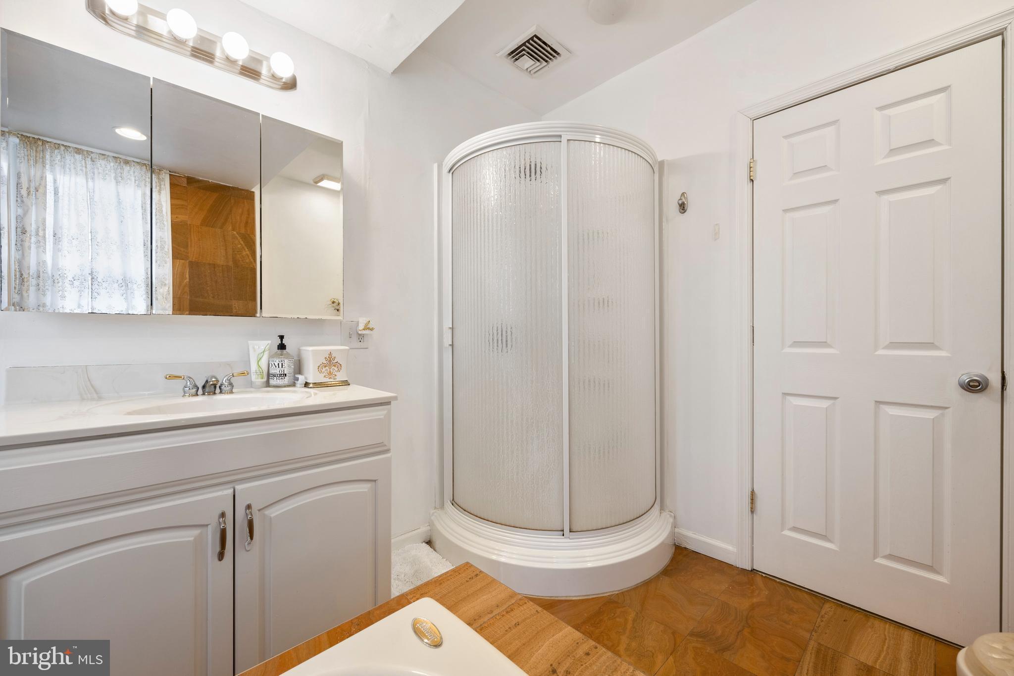 412 Holly Road Lansdowne, PA 19050 - Photo 14 of 40 2nd Fl Bathroom