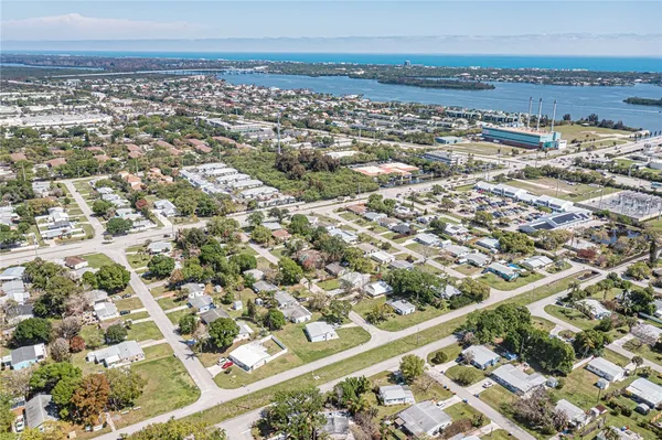 $2,100 | 1620 5th Avenue, Vero Beach, FL 32960