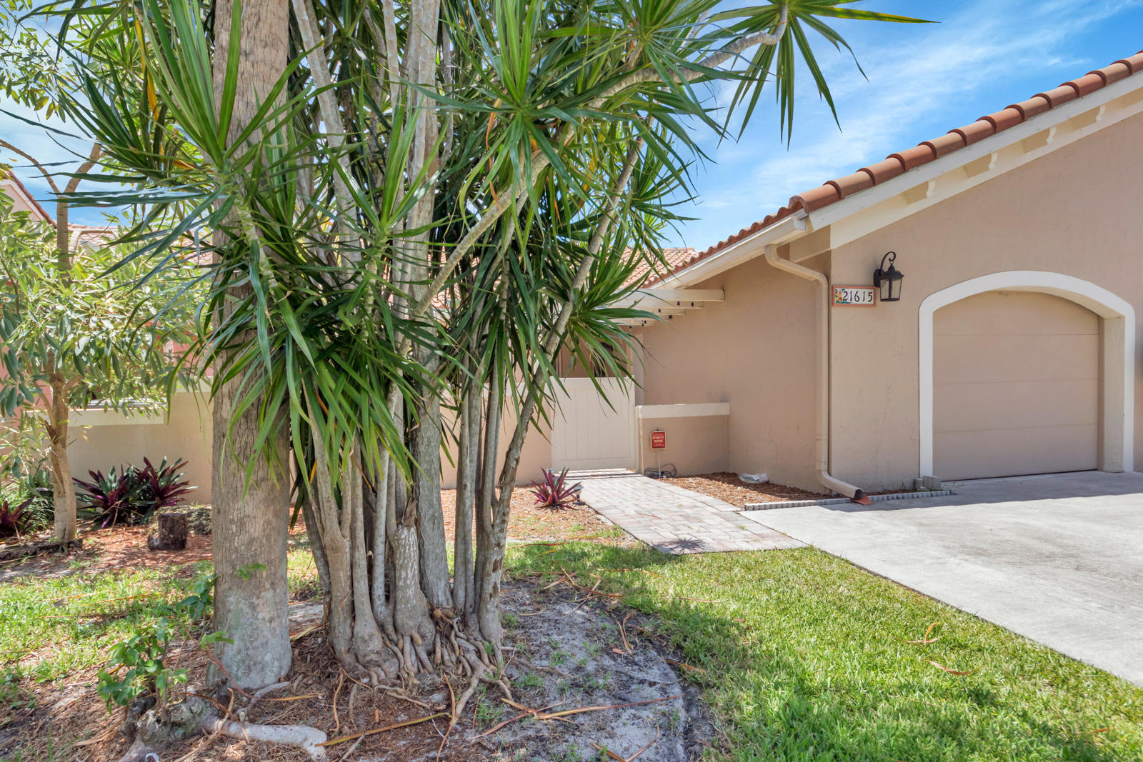 21615 Altamira Avenue Boca Raton, FL 33433 - Photo 2 of 13 21615-9