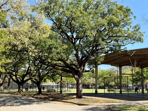 $2,400 | 4004 Julian Street, Houston, TX 77009