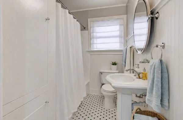 $2,400 | 4004 Julian Street, Houston, TX 77009