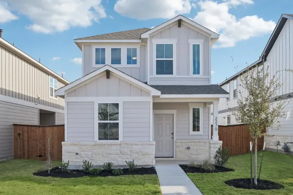 a view of house with a yard