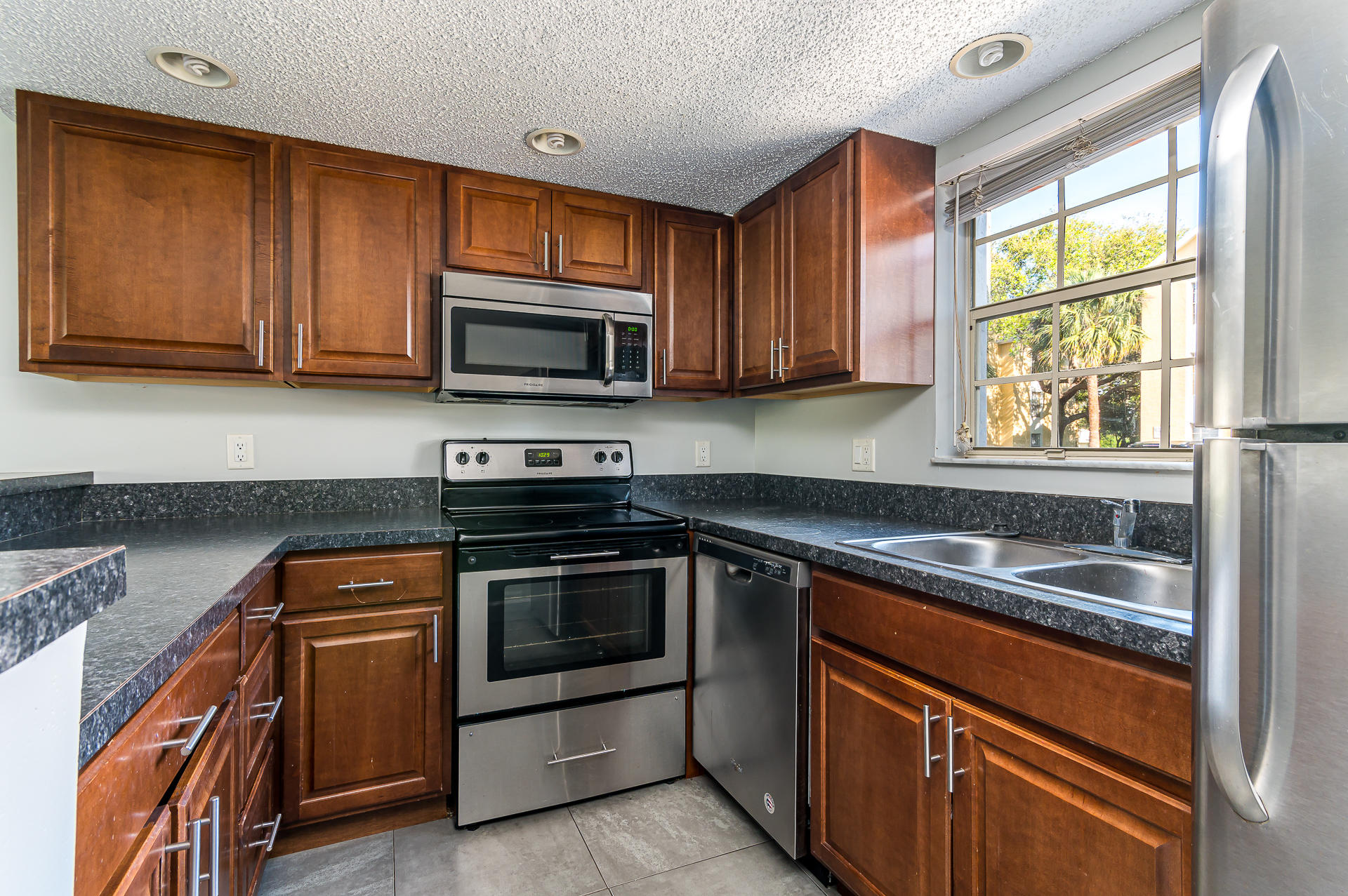 6299 La Costa Drive, Unit B Boca Raton, FL 33433 - Photo 5 of 25 photo-6