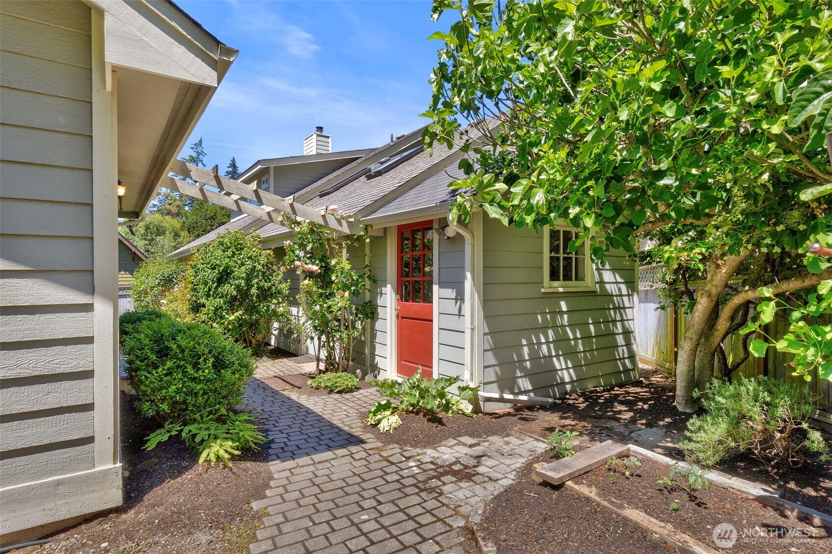 1757 Maple Street Port Townsend, WA 98368 - Photo 37 of 40 a front view of a house with garden