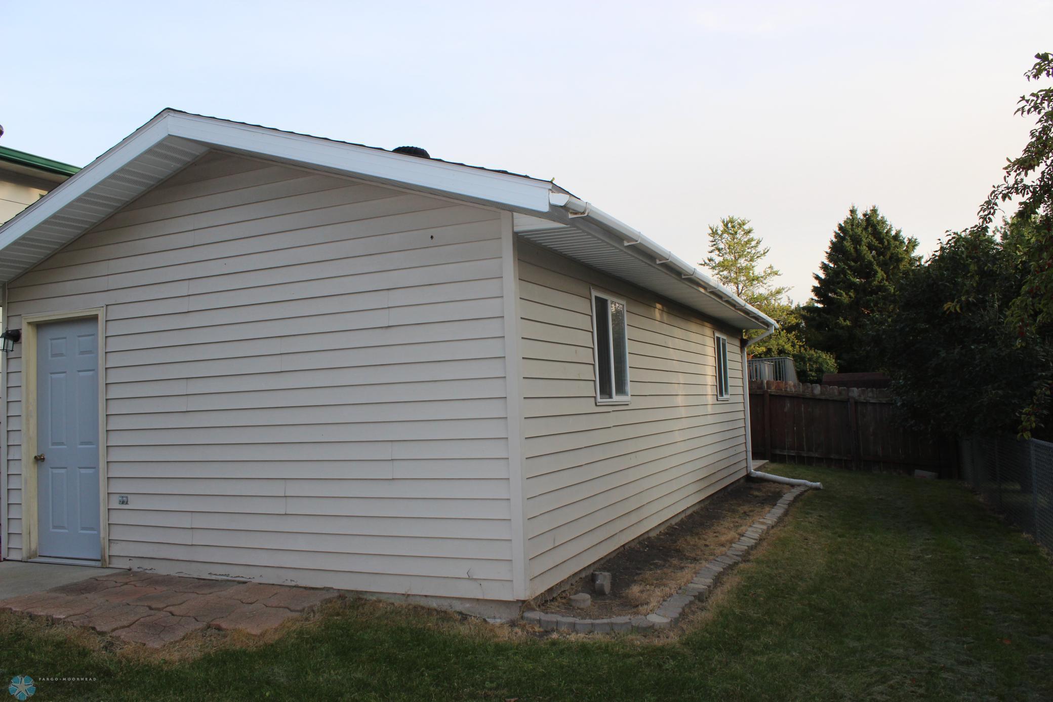 3025 18th Street South Fargo, ND 58103 - Photo 4 of 22