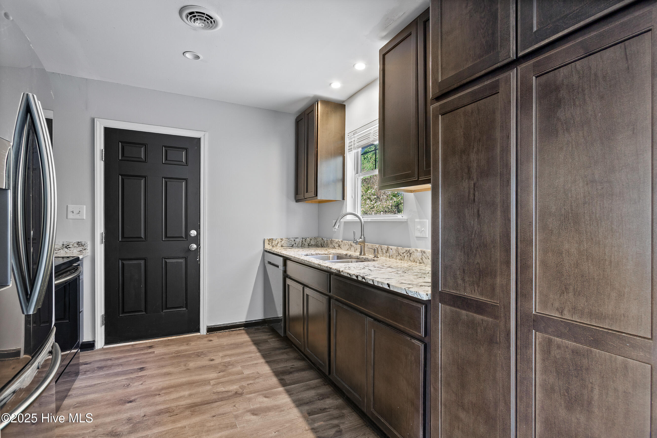 102 Winter Road Jacksonville, NC 28540 - Photo 8 of 25 09