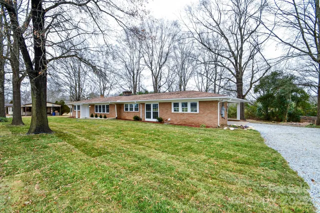 a view of a house with a yard