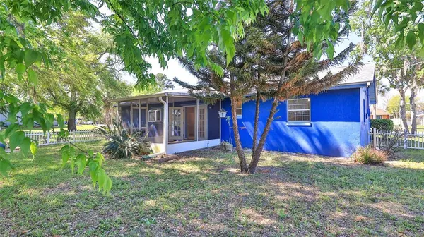 a view of a house with backyard