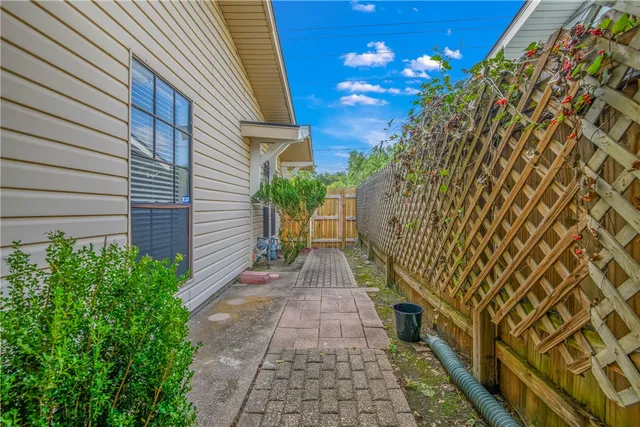 a view of a pathway with a pathway