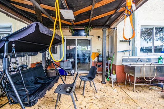 a view of an outdoor sitting area with porch