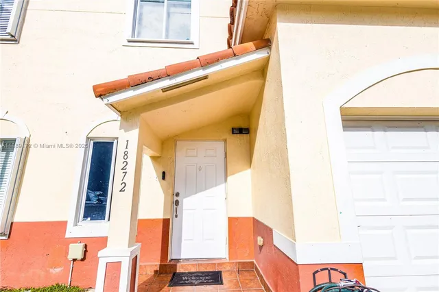 a view of an entryway with furniture