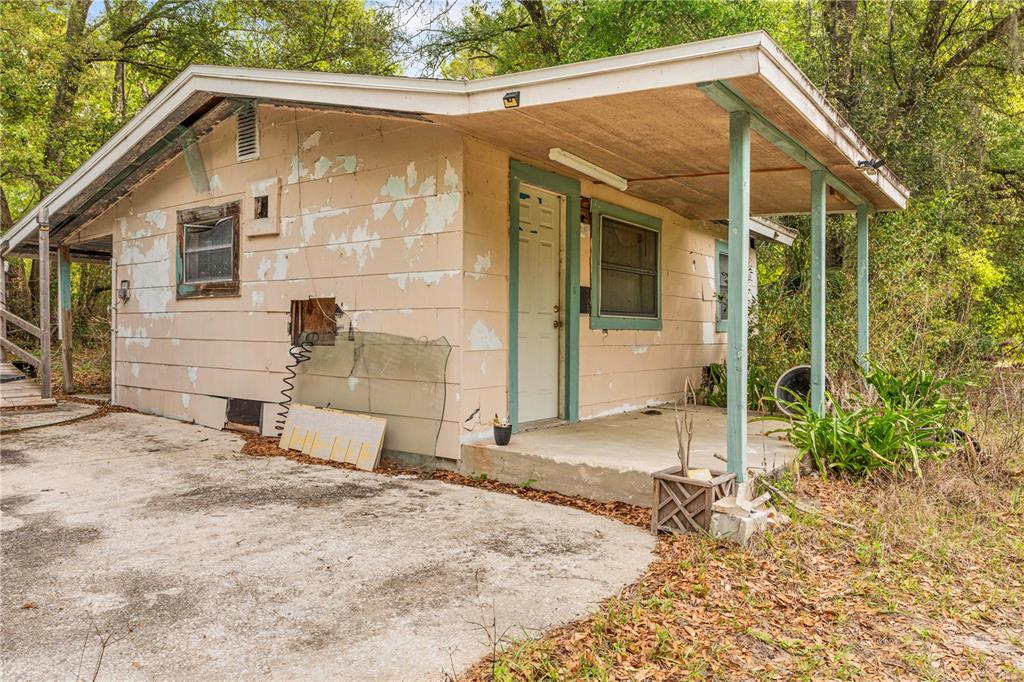 11340 Bessie Dix Road Seffner, FL 33584 - Photo 8 of 14 a view of a house with a yard