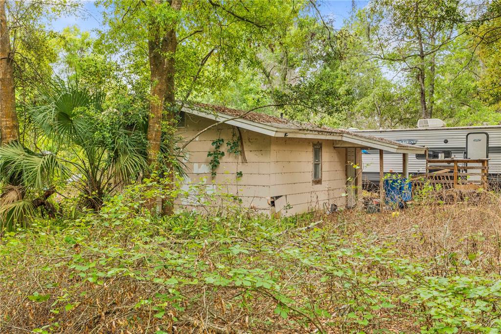11340 Bessie Dix Road Seffner, FL 33584 - Photo 9 of 14 a backyard of a house with table and chairs