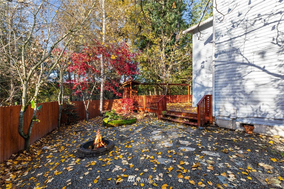 459 Field Place Northeast Renton, WA 98059 - Photo 34 of 40 a backyard of a house with table and chairs