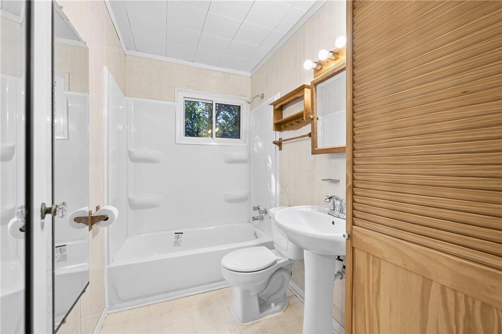 1660 The Circle Washington, PA 15301 - Photo 17 of 50 a bathroom with a toilet a sink and bathtub