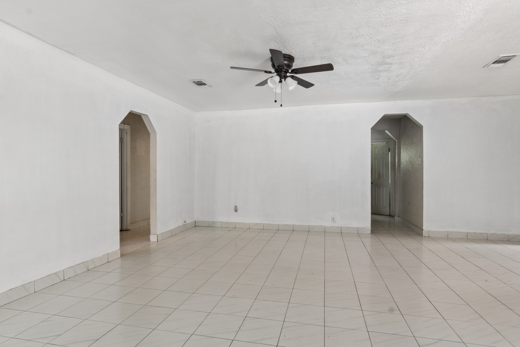 1002 Grenfell Lane Houston, TX 77076 - Photo 4 of 20 Oversized Den