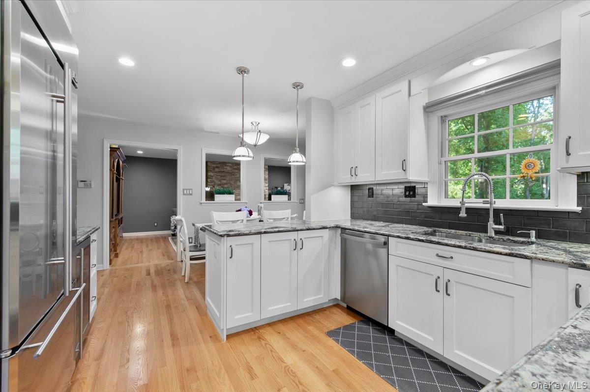 96 Plainview Road Woodbury, NY 11797 - Photo 7 of 38