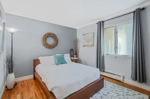 $1,599,990 | 84 McCulloch Drive, Dix Hills, NY 11746