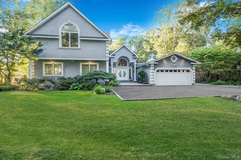$1,599,990 | 84 McCulloch Drive, Dix Hills, NY 11746
