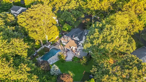 $1,599,990 | 84 McCulloch Drive, Dix Hills, NY 11746