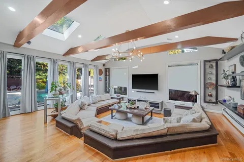 $1,599,990 | 84 McCulloch Drive, Dix Hills, NY 11746