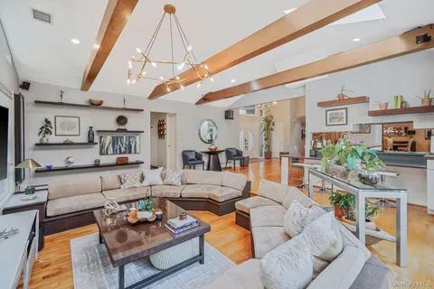 $1,599,990 | 84 McCulloch Drive, Dix Hills, NY 11746