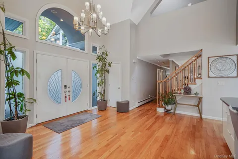 $1,599,990 | 84 McCulloch Drive, Dix Hills, NY 11746